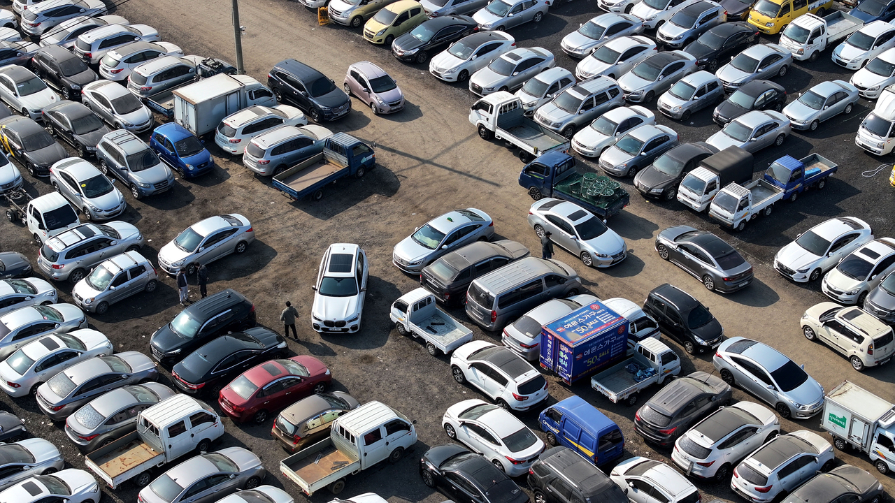 Kupci pregledavaju vozila u kompleksu za izvoz rabljenih automobila u Yeonsu-gu, Incheon. Incheon=Lim Se-jun