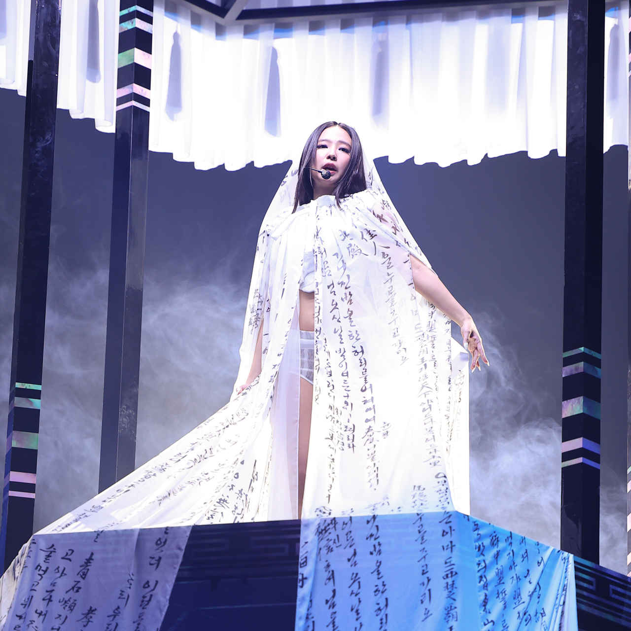 Jennie wears a 15-meter veil embroidered with verses from Cheonggu Yeongeon, a traditional Korean song collection during her solo performance of "Zen" at the 2025 Melon Music Awards. (Melon)