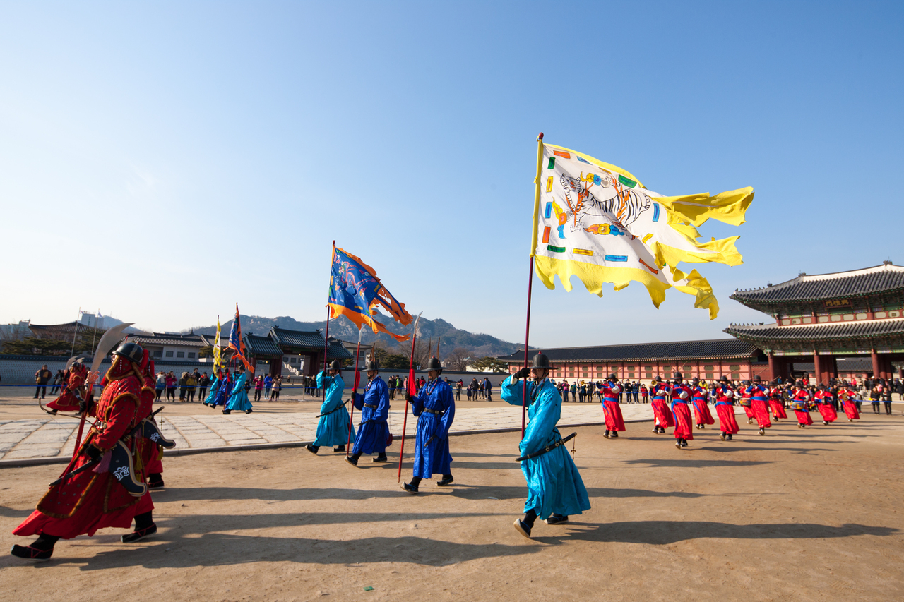Royal guards reenact the Royal Palace Gate Guards Changing Ceremony at Gyeongbokgung in Seoul. (Getty Images)
