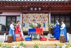 겨우 20분 식상한 결혼식에 3000만원…곤룡포 입은 MZ신랑 500만원 전통 혼례에 꽂혔다 [세상&]