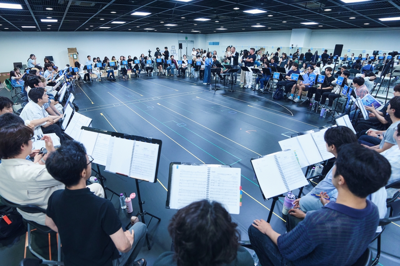 Cast members of the musical "Frozen" rehearse before the premiere. (Clip Service)