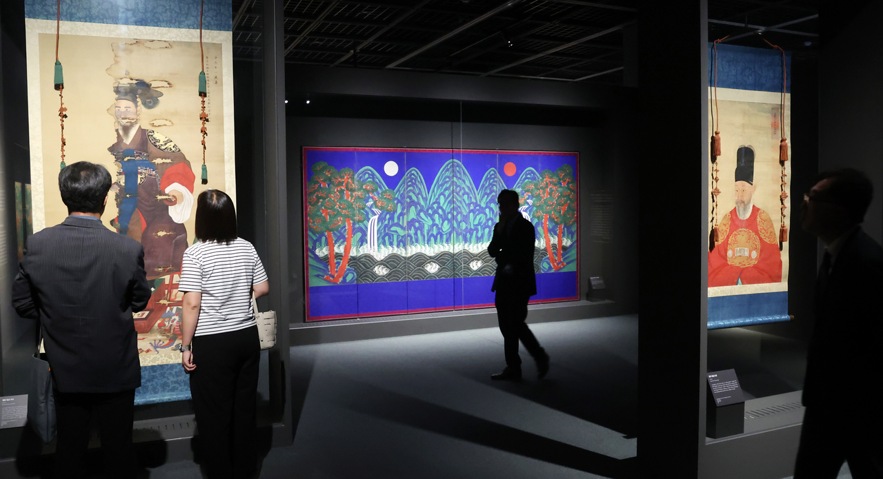 Visitors view portraits of King Cheoljong (left) and King Yeongjo during the special exhibition "Timeless Legacy: Records and Culture of the Joseon Dynasty" at the Busan Museum in Nam-gu, Busan, July 6. (Newsis)