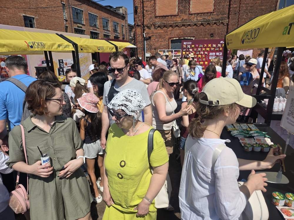 Visitors browse the Korean culture festival in St. Petersburg, Russia, on July 12. (aT)
