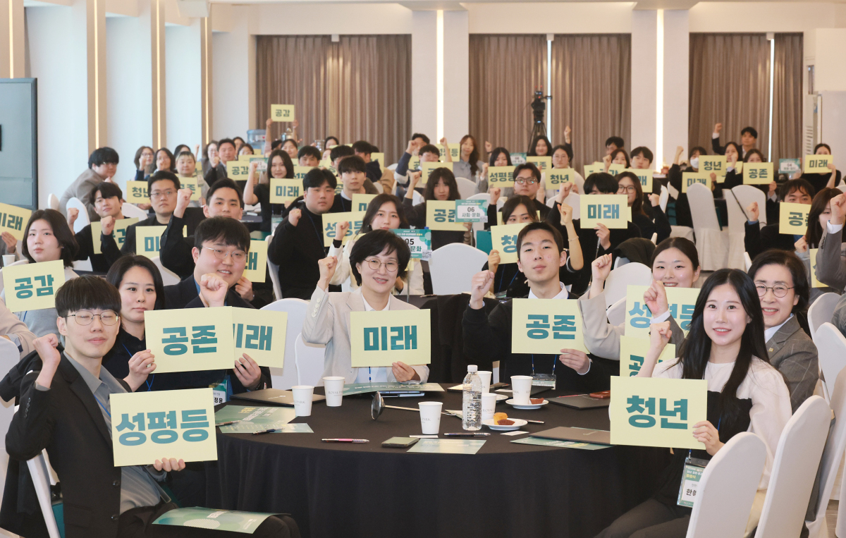 Gender Equality and Family Minister Won Min-kyong (center) poses with members of a ministry committee formed to promote coexistence and mutual understanding between young men and women in Seoul in March. (Ministry of Gender Equality and Family)