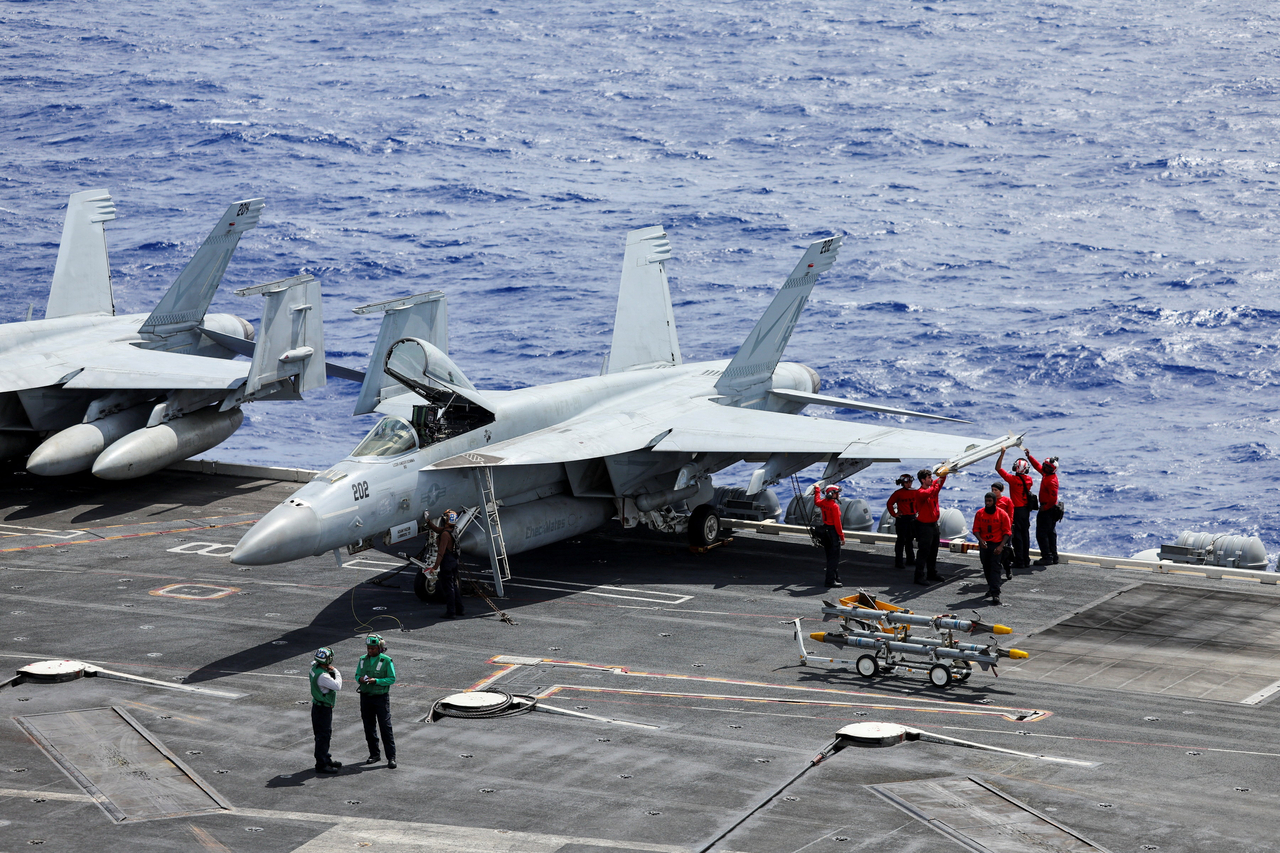 Flight deck crew members F-18 fighter jets aboard the USS Theodore Roosevelt during the Rim of the Pacific military exercises in waters south of the Hawaiian Islands on July 13. (Yonhap)