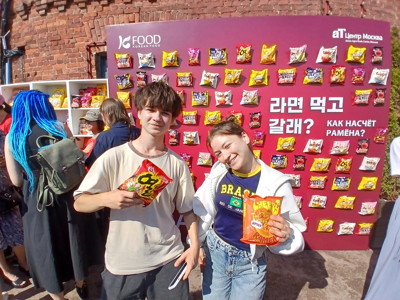 Visitors pose with ramyeon packs at a Korean food booth during a culture festival in St. Petersburg, Russia, on July 12. (aT)