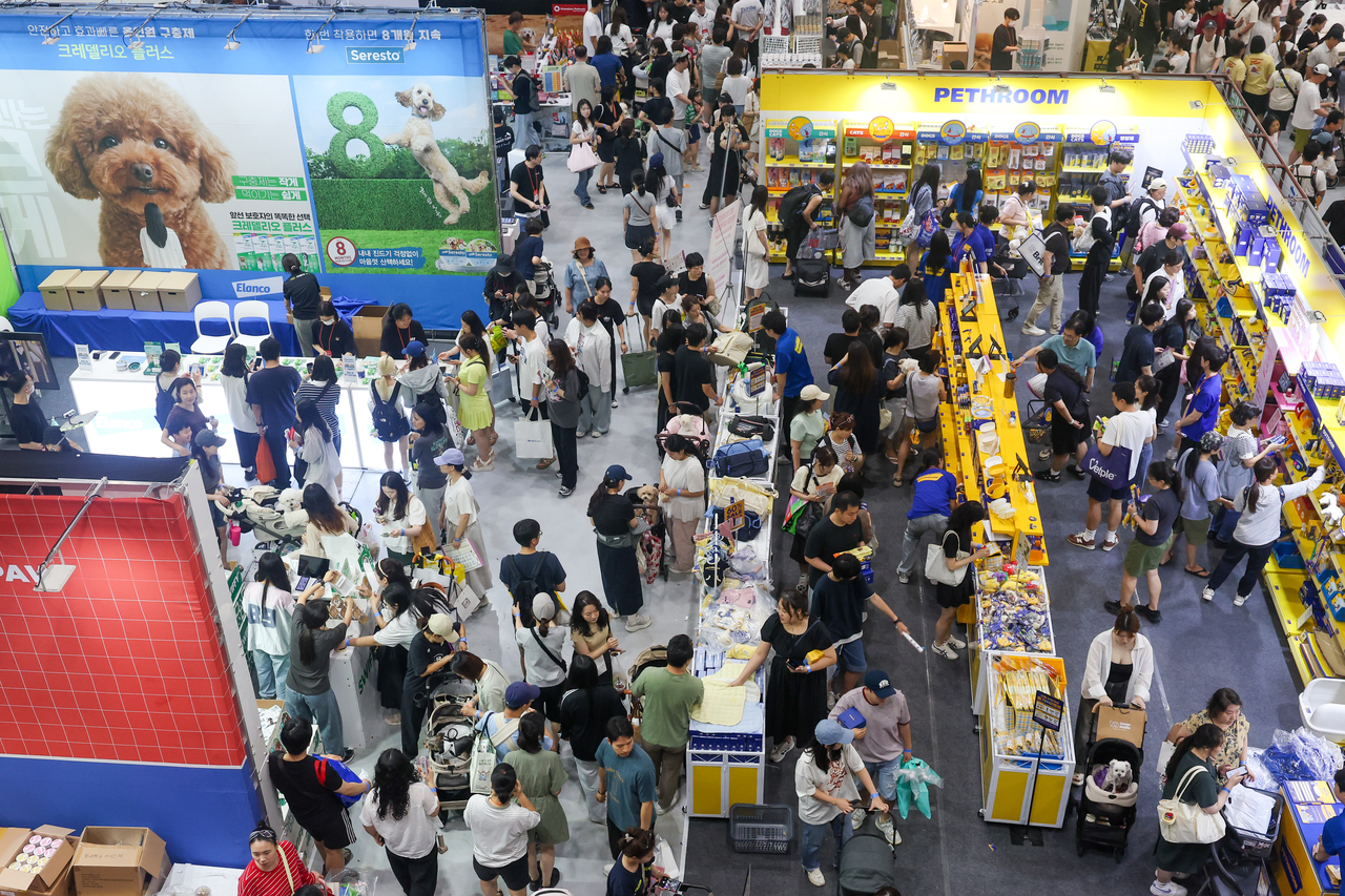 Visitors crowd the exhibition floor at K-Pet Fair Seoul at Coex in southern Seoul on Friday. (Newsis)