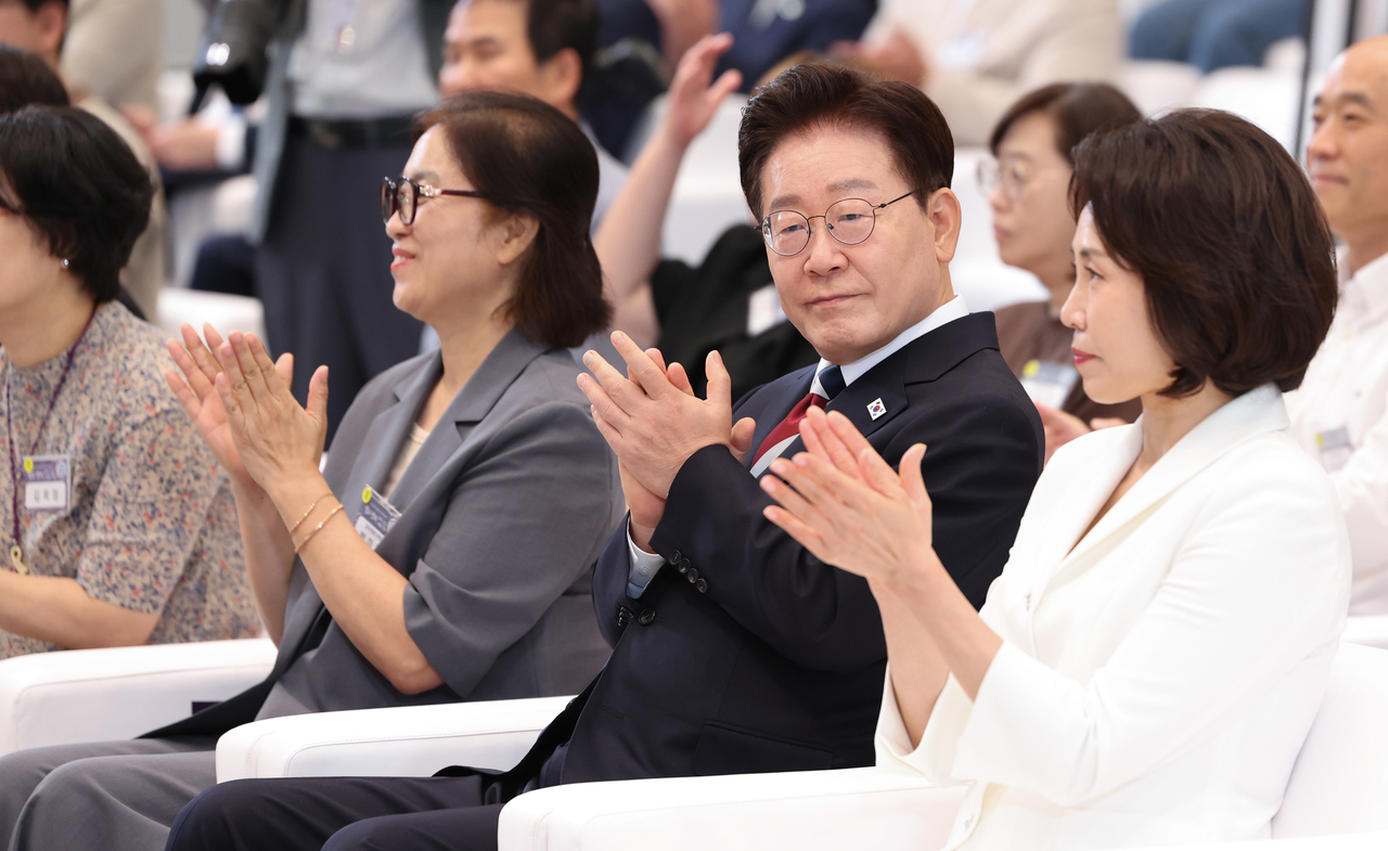 President Lee Jae Myung (second from right) attends a ceremony to commemorate the launch of the presidential Committee of Light at Cheong Wa Dae in Seoul Friday. (Pool photo via Yonhap)