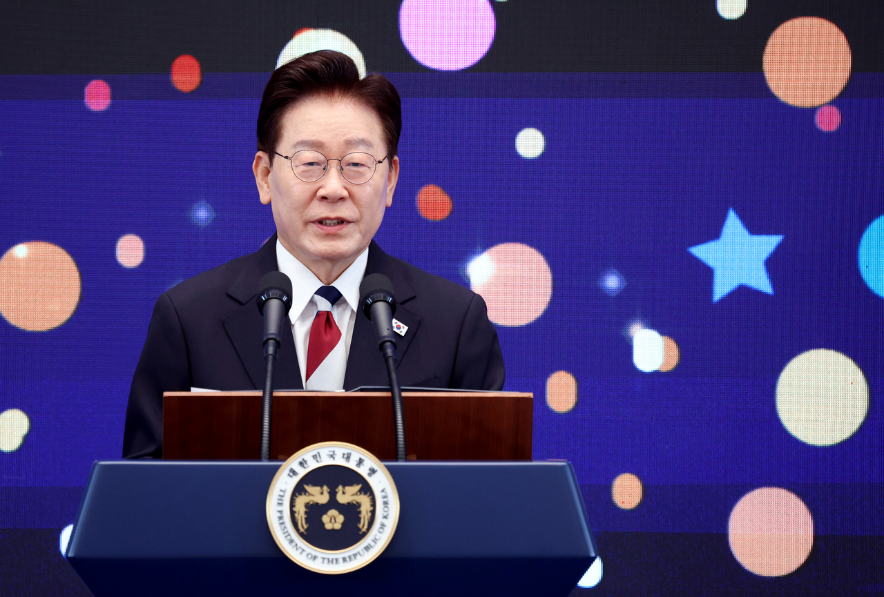 President Lee Jae Myung speaks at an event held to thank demonstrators against former President Yoon Suk Yeol's martial law, declared in the night of Dec. 3, 2024, for their dedication to democracy, at Cheong Wa Dae on Friday. (Pool photo via Yonhap)