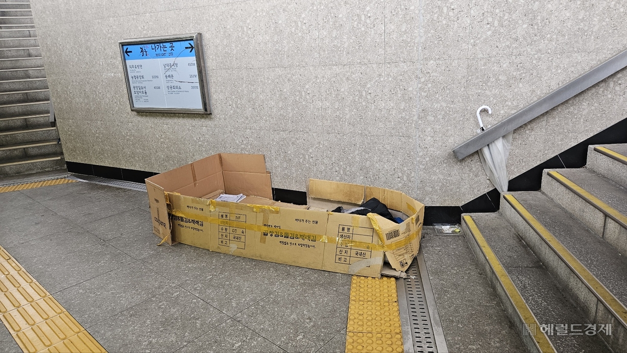지난 14일 오전 10시께 서울역 앞 우체국 지하보도 출구에 노숙인이 생활하는 박스가 펼쳐져 있다. 이우중 수습기자