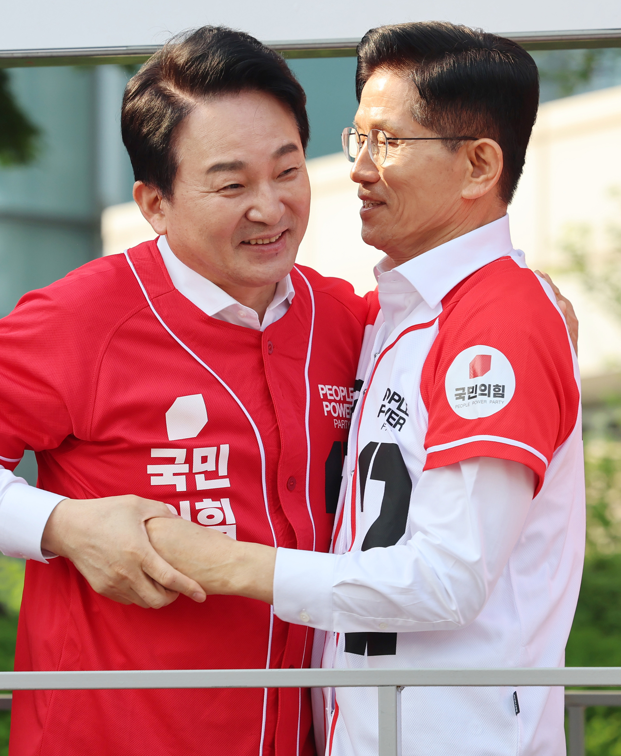 Former Land Minister Won Hee-ryong (left) shakes hands with conservative People Power Party's presidential candidate Kim Moon-soo (right during Kim's campaign trail in Incehon in May 2025. (Lee Sang-sub/The Korea Herald)