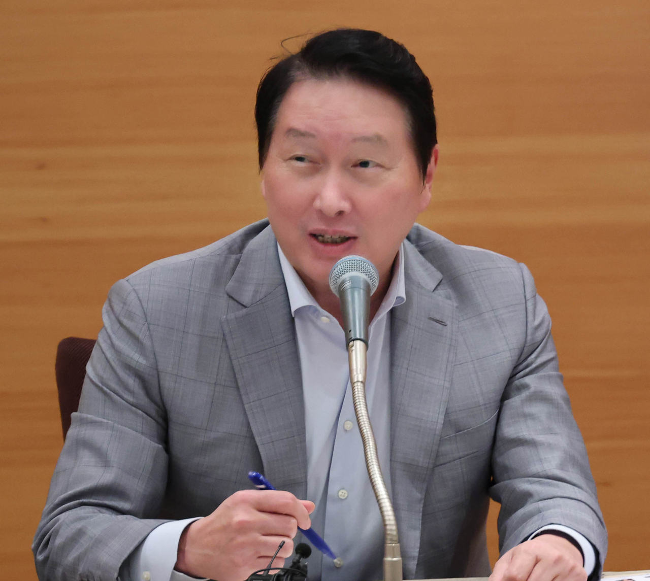 Korea Chamber of Commerce and Industry Chairman Chey Tae-won speaks at a press briefing during the 49th KCCI Jeju Forum at Jeju Shilla Hotel on Wednesday. [KCCI]
