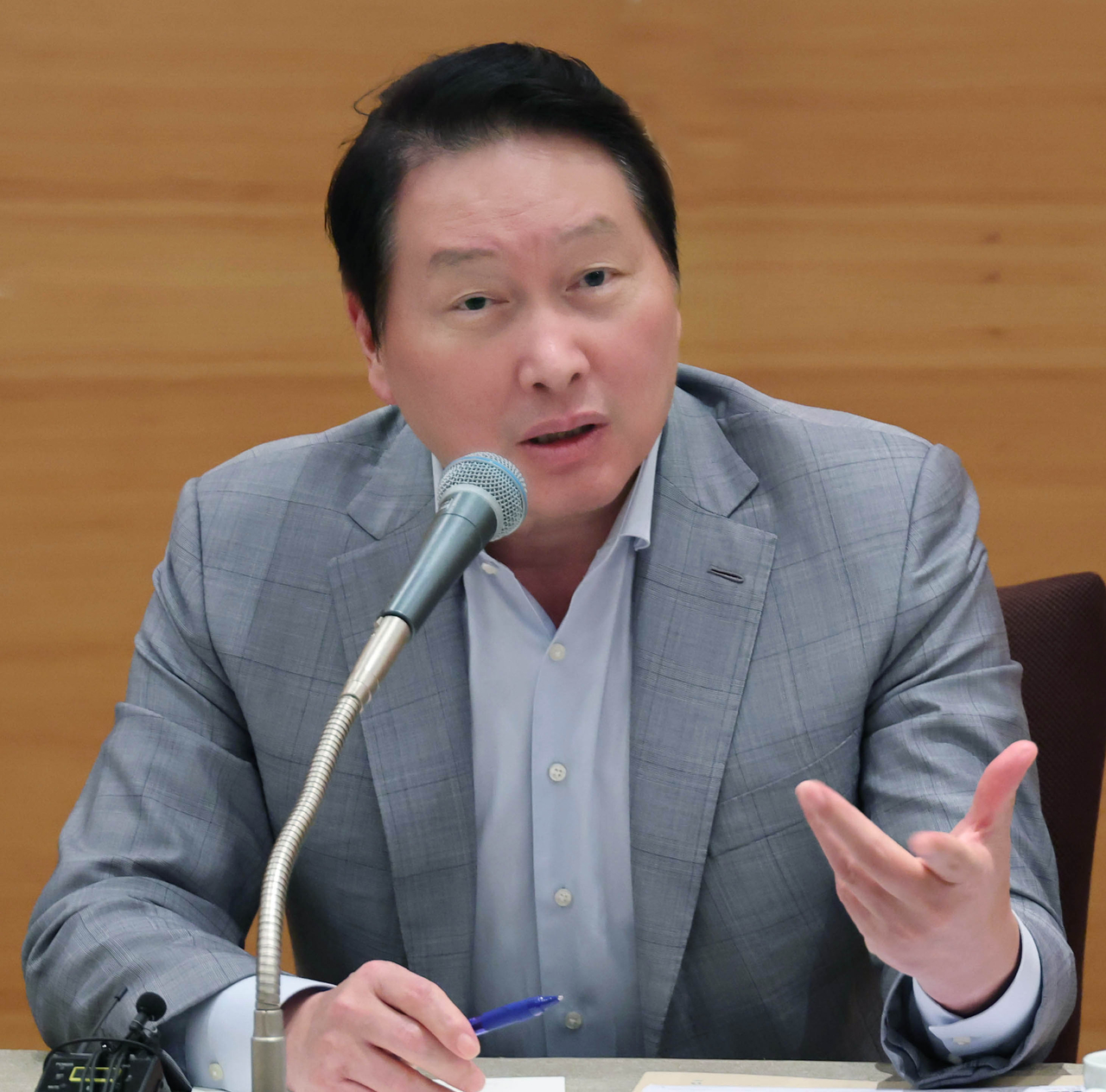 Korea Chamber of Commerce and Industry Chairman Chey Tae-won speaks at a press briefing during the 49th KCCI Jeju Forum at Jeju Shilla Hotel on Wednesday. [KCCI]