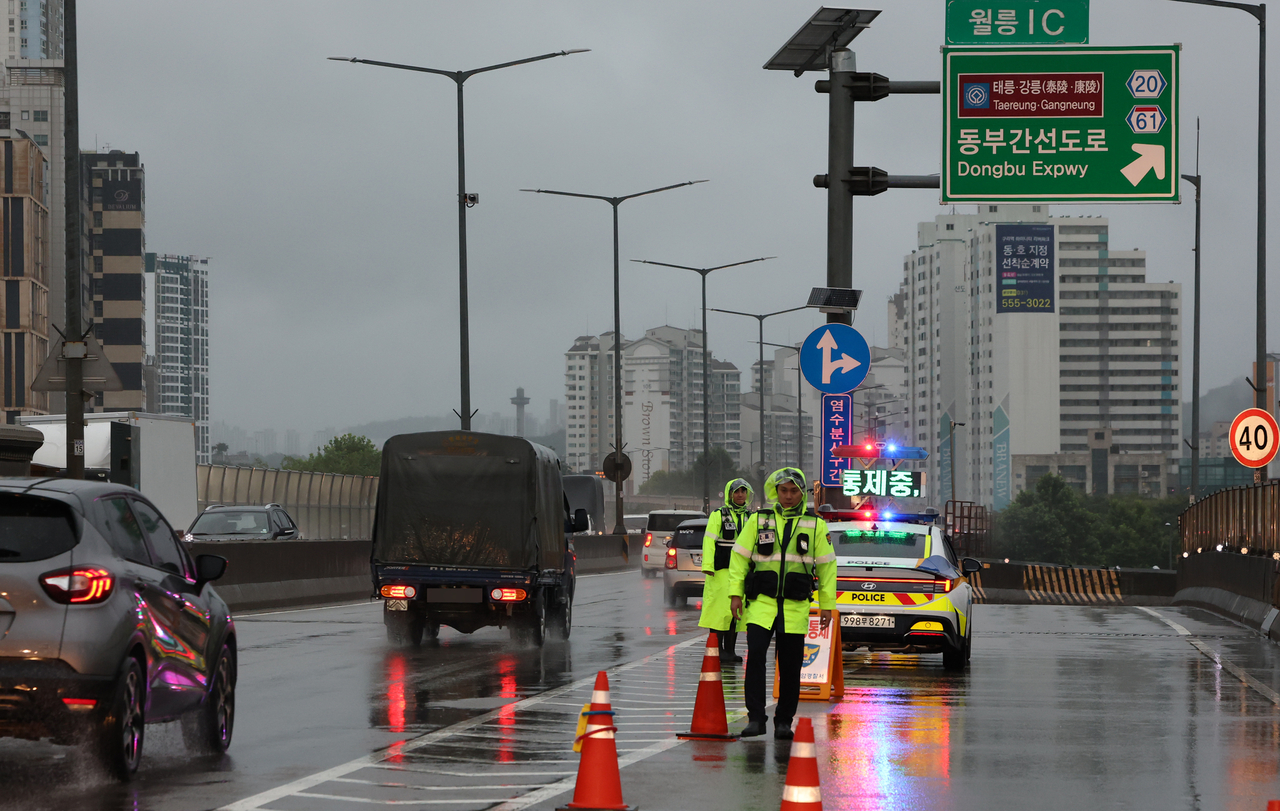The entrance to Dongbu Expressway in Seoul is blocked due to heayvy rain on Saturday. (Yonhap)