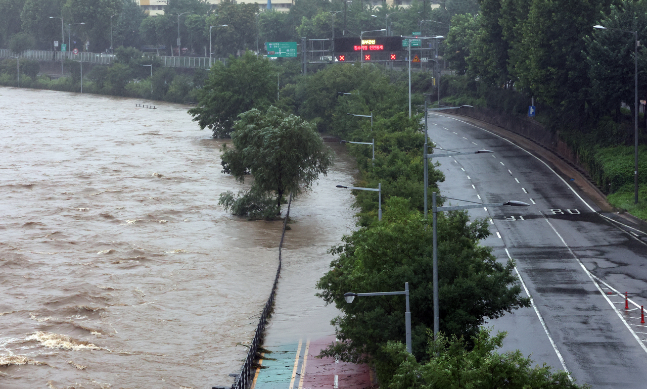 This photo shows Dongbu Expressway in eastern Seoul closed due to heavy rain on Saturday morning. (Yonhap)