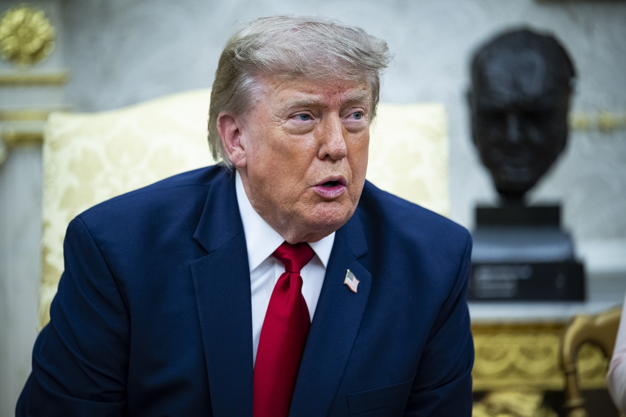 US President Donald Trump speaks with Iraqi Prime Minister Ali al-Zaidi during their meeting in the Oval Office of the White House in Washington on Tuesday. (Yonhap)