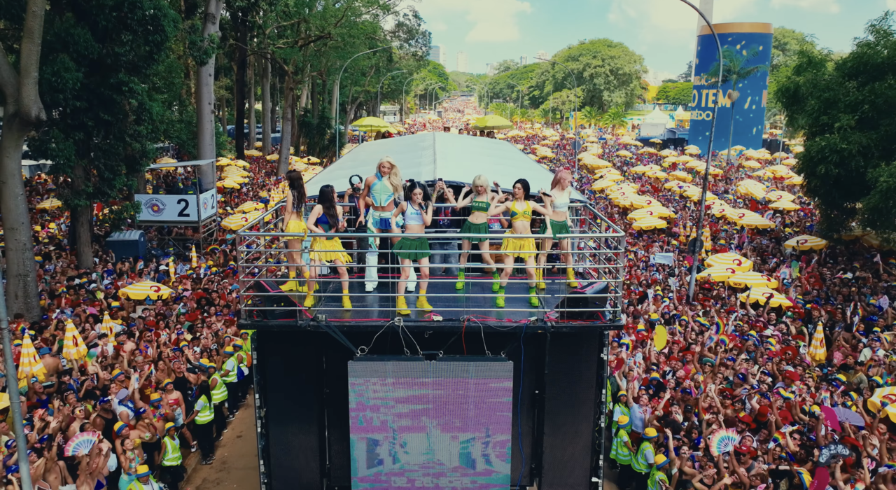 Nmixx performs "Tic Tic" with Brazillian pop star Pabllo Vittar at the Brazilian Carnival Sao Paulo in February. (JYP Entertainment)