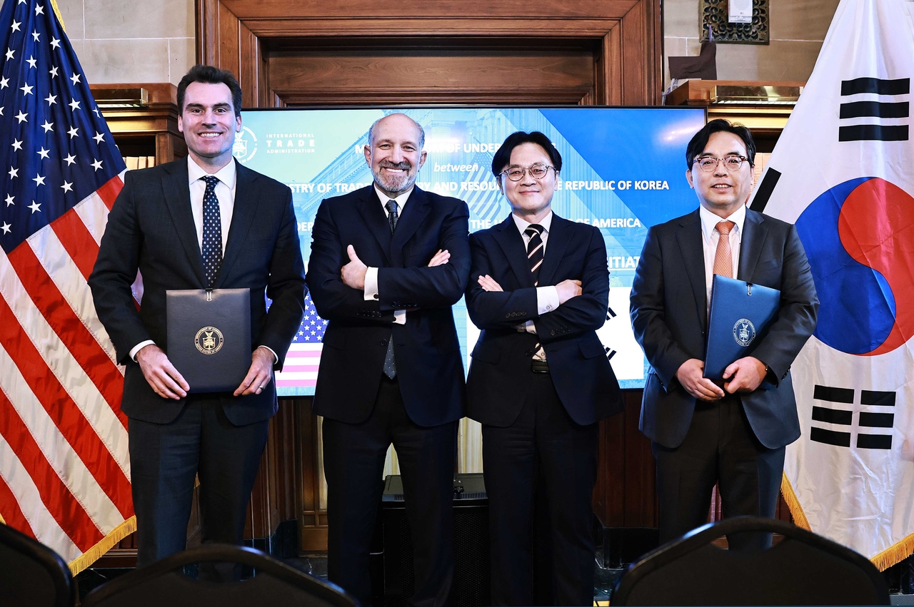 South Korean Industry Minister Kim Jung-kwan (second from right) poses for a photo with US Commerce Secretary Howard Lutnick (second from left) after their talks in Washington, on May 8, 2026, in this file photo provided by Kim's office. (Yonhap)