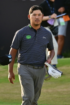 Kim Si-woo moves into contention at British Open, trails Burns by two