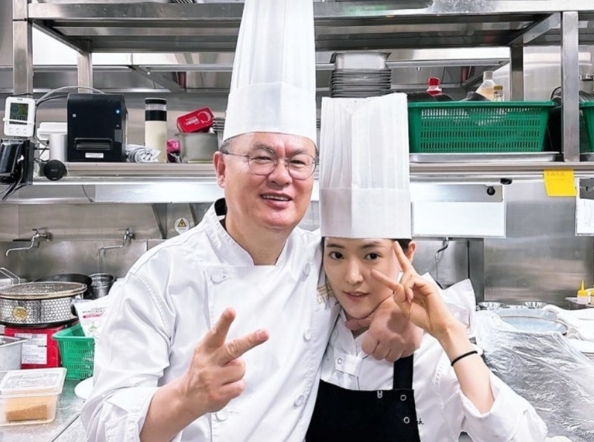 Chef Yeo Gyeong-rae with chef Park Eun-young. [Provided by JS]