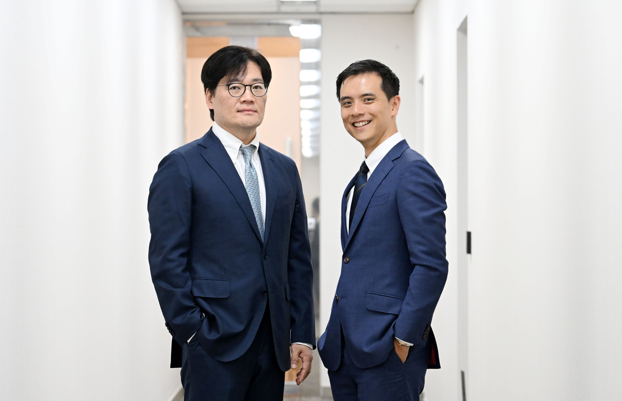 Tailwind Real Estate Partners managing partners Oh Jong-yoon (left) and Kim Seung-hyun (Lee Sang-sub/The Korea Herald)