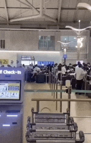 2 Temmuz'da Incheon Havalimanı'nda yolcular, check-in kontuarlarına doğru koşarken geri çekilebilir bantlı bariyerleri aşıyorlar. (Douyin)