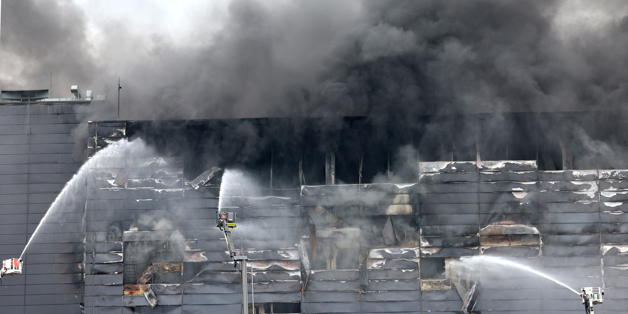 Firefighters battle a blaze at a Coupang logistics center in Seohae District, Incheon, on Sunday, as the fire continues for a second day. (Yonhap)