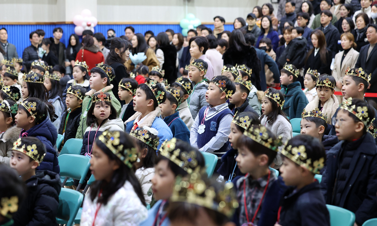First graders attend an entrance ceremony at Wonchon Elementary School in Seocho-gu, Seoul, on March 3, 2026. (Newsis)