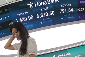Foreigners offload S. Korean stocks but net purchase ETFs this month: KRX