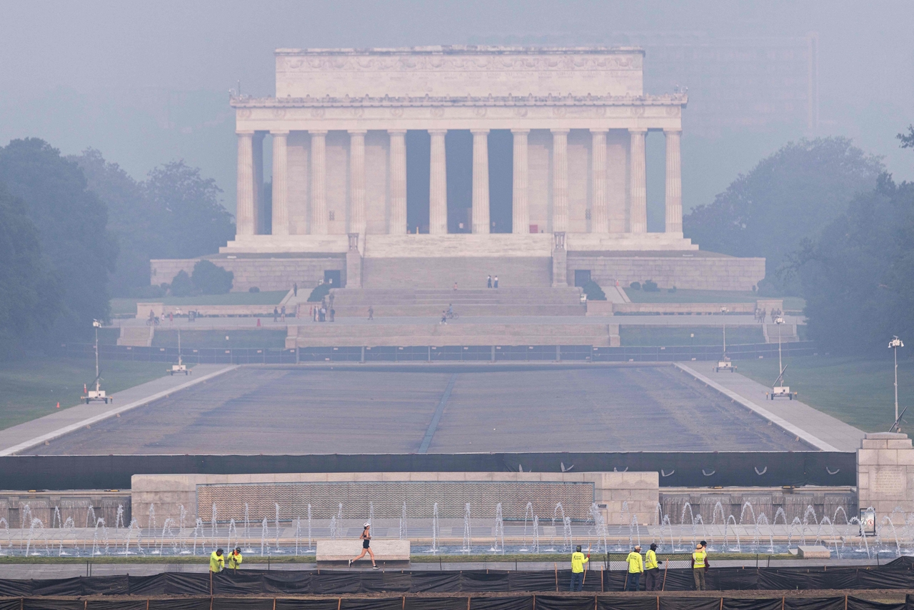 Smoke from massive wildfires in Canada and Minnesota engulf the Washington skyline over the Lincoln Memorial on Friday. (AFP-Yonhap)