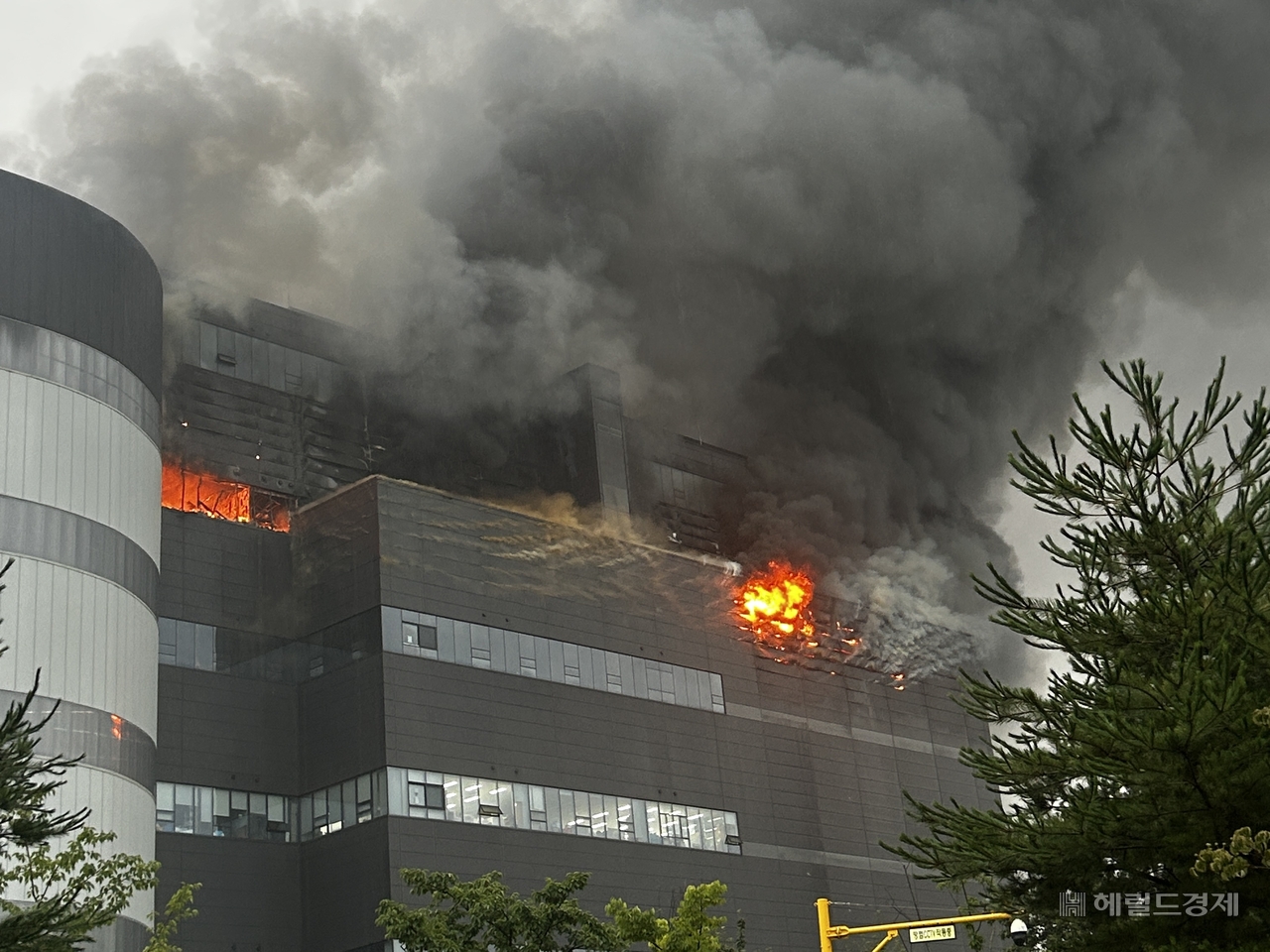 20일 오전 6시50분께 인천 서해구 쿠팡 물류센터 화재 현장. 화재 발생 사흘째지만 여전히 불길이 살이있고 검은 연기가 하늘로 솟구치고 있다. 이준영 수습기자