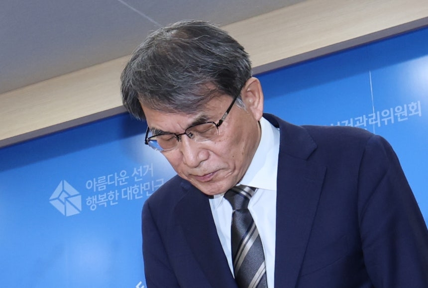 노태악 전 중앙선거관리위원장이 경기도 과천 중앙선거관리위원회에서 투표용지 부족 사태에 대한 대국민 사과를 하고 있다. [연합]