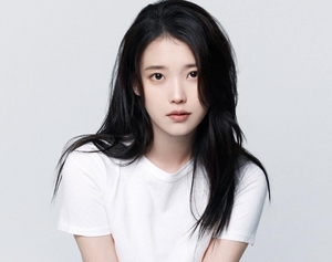 아이유, 9월 고양 콘서트 취소·앨범 발매 연기…“이관개방증 악화”