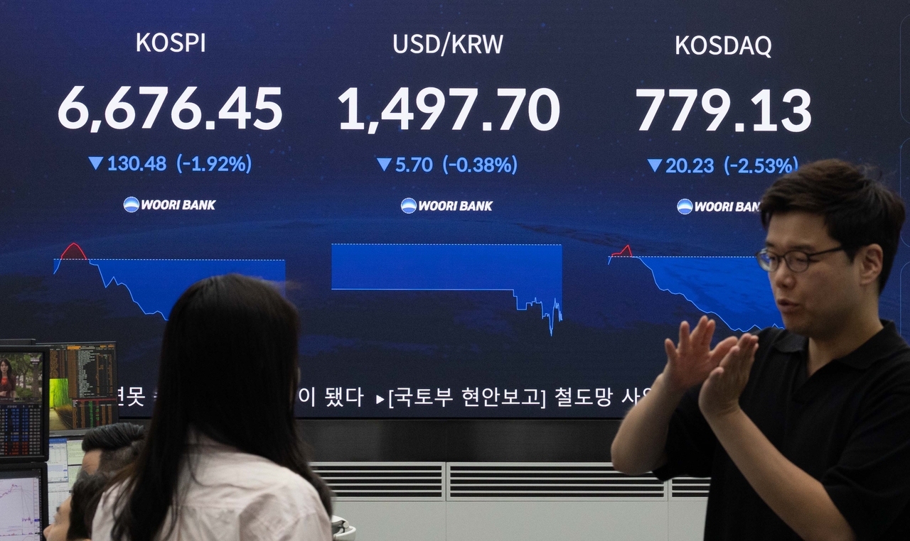The Kospi and other major indexes are displayed at the dealing room of Woori Bank in Jung-gu, Seoul, as the benchmark index opens lower amid weakness in US semiconductor stocks and a sharp rise in oil prices driven by tensions in the Strait of Hormuz. (Yun Chang-bin)