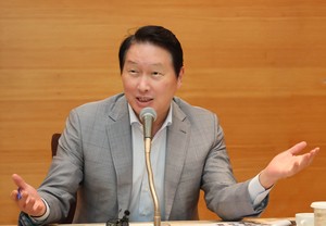 최태원 “전세계 팹 부지 탐색 중…가능한 모든 곳에 지어야”