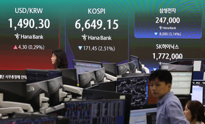 Seoul shares extend losses late Mon. morning on extended chip rout