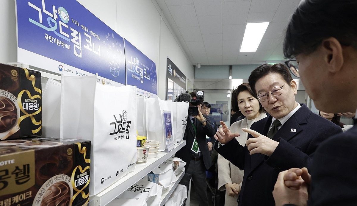 President Lee Jae Myung and first lady Kim Hye-kyung speak with officials about the program's operations during a visit to a Geunyangdeurim site in Chungju, North Chungcheong Province, on June 11. [Yonhap]