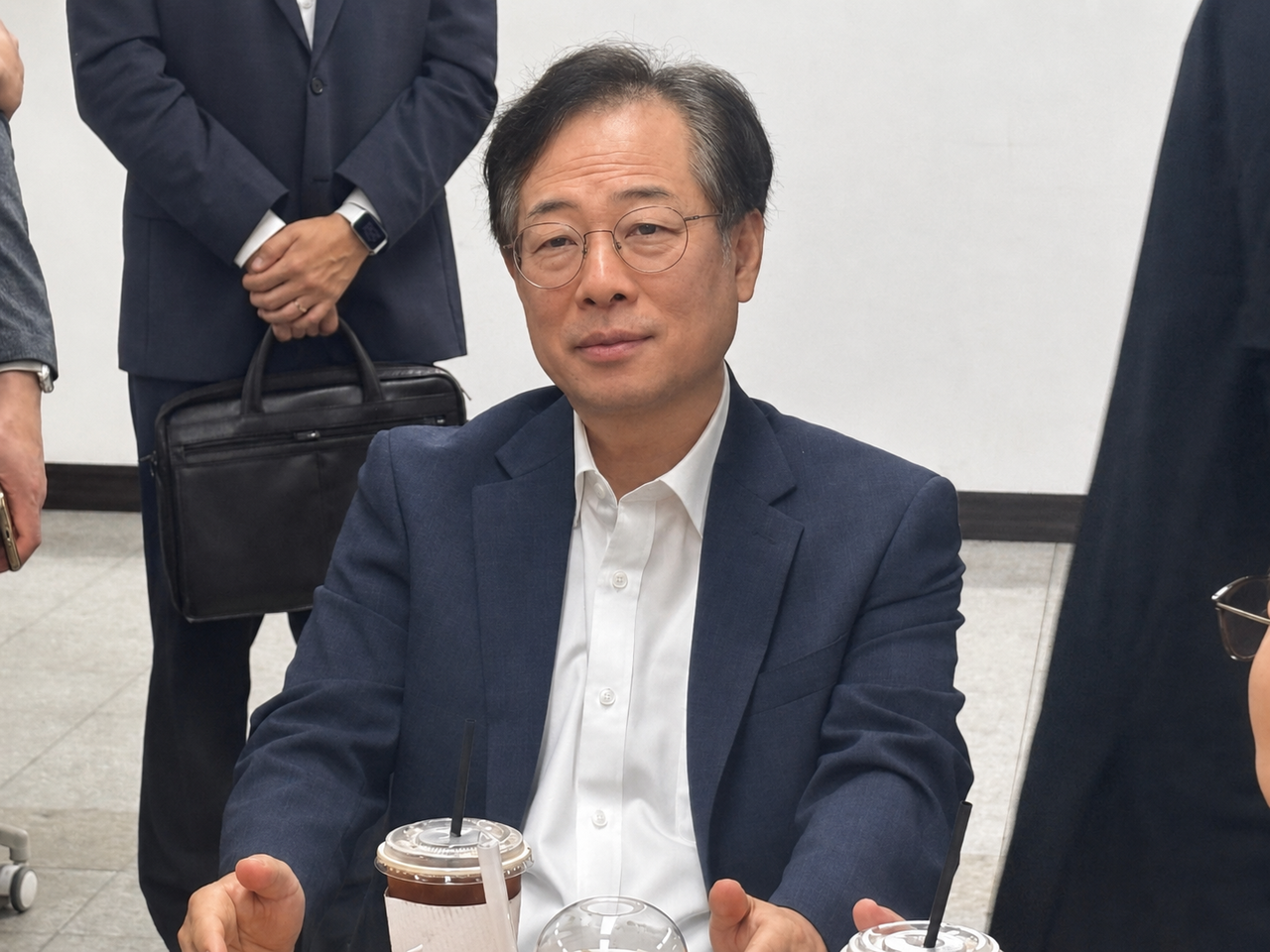 권형택 기술보증기금 이사장이 20일 오전 서울 여의도 중소기업중앙회 기자실을 찾아 기자들과 대화 하고 있다. 권 이사장은 “AI 전환의 성과가 중소기업과 벤처 기업으로까지 확산돼야 한다”고 강조했다. 권 이사장은 발언 중 ‘중소기업이 어렵다’는 취지의 발언을 여러차례 반복했다. [홍석희 기자]