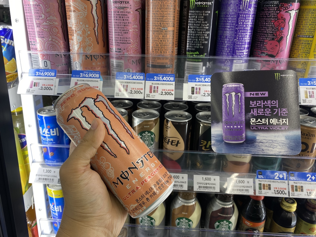 An energy drink containing 140 milligrams of caffeine is displayed at a convenience store in Seoul on Monday. (Lim Jae-seong/The Korea Herald)