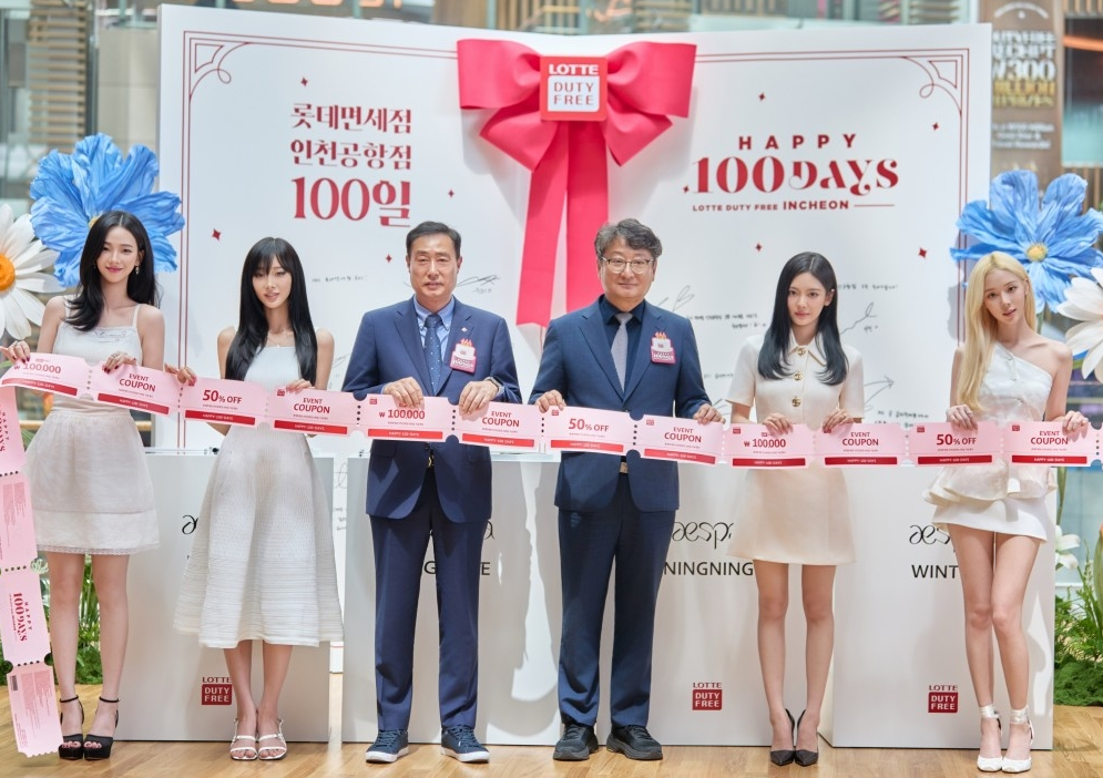 김동하(왼쪽 세번째) 롯데면세점 대표이사)와 김창규(네번째) 인천국제공항공사 운영본부장, 롯데면세점 모델 에스파가 지난 16일 인천공항점 개점 100일 기념 리본 커팅식을 진행하는 모습.  [롯데면세점 제공]