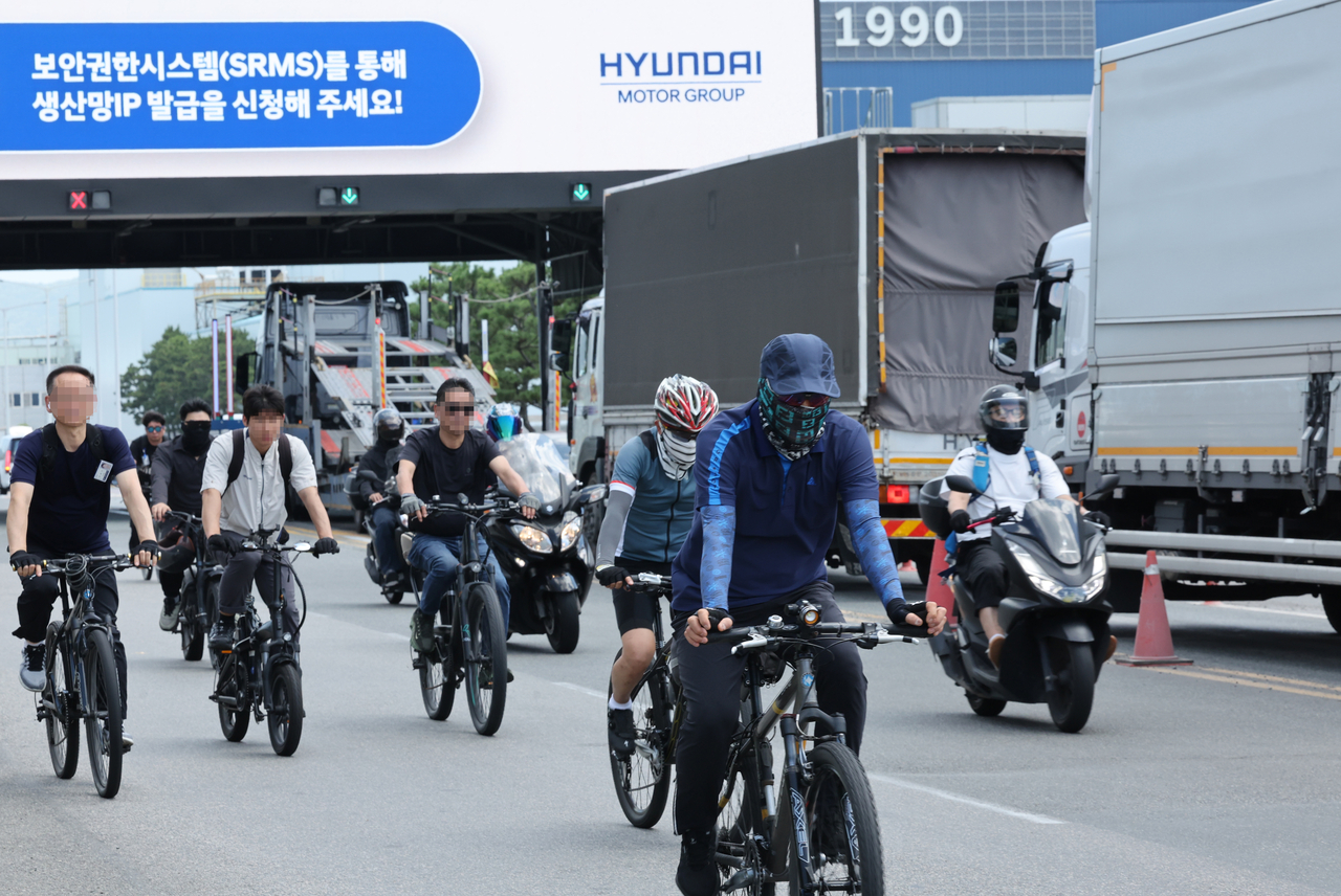 Workers on the morning shift leave Hyundai Motor’s Ulsan plant through the Myeongchon main gate in Buk-gu, Ulsan, two hours earlier than usual on July 13, amid the union's partial strike. (Yonhap)