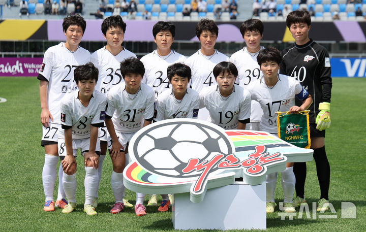On the afternoon of May 23, players from Naegohyang Women's FC take a commemorative photo prior to the match against Tokyo Verdy Beleza in the final of the 2025–2026 Asian Football Confederation (AFC) Women's Champions League (AWCL) held at the Suwon Sports Complex in Gyeonggi Province. (Newsis)