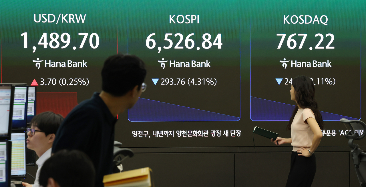 An electronic board showing the Korea Composite Stock Price Index at a dealing room of the Hana Bank headquarters in Seoul on Monday. (Yonhap)
