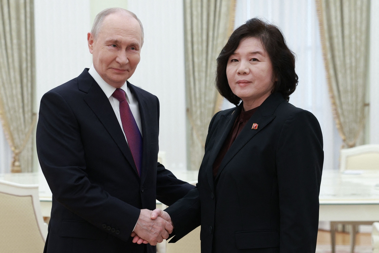 Russia's President Vladimir Putin shakes hands with North Korea's Foreign Minister Choe Son-hui during a meeting in Moscow on Sunday, in this pool photo distributed by Russian state agency Sputnik. (AFP-Yonhap)