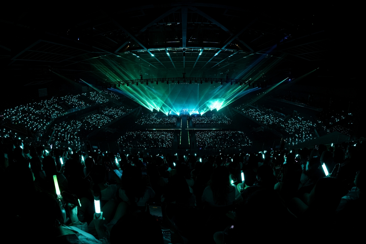 Light sticks glow in green at Cortis' concert at Inspire Arena in Incheon on July 18 and 19. (Big Hit Music)