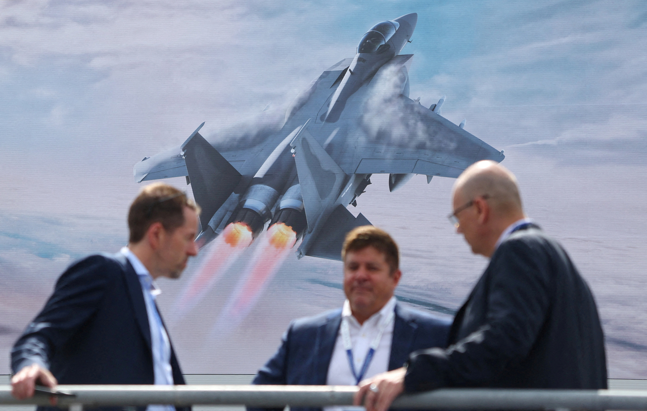 Attendees talk at the Farnborough International Airshow, in Farnborough, Britain, July 22, 2024.   Reuters-Yonhap