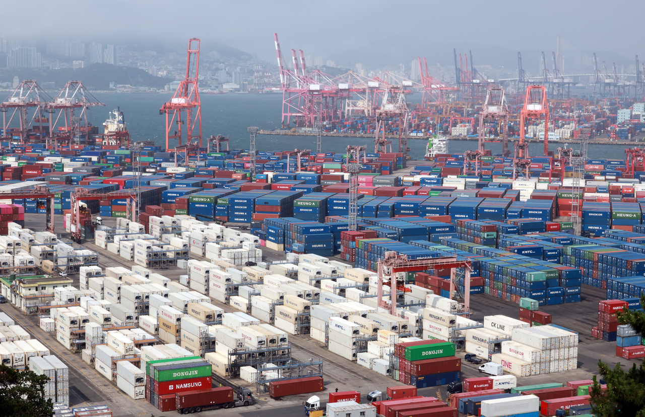 This file photo, taken Wednesday, shows a port in the southeastern city of Busan. (Yonhap)