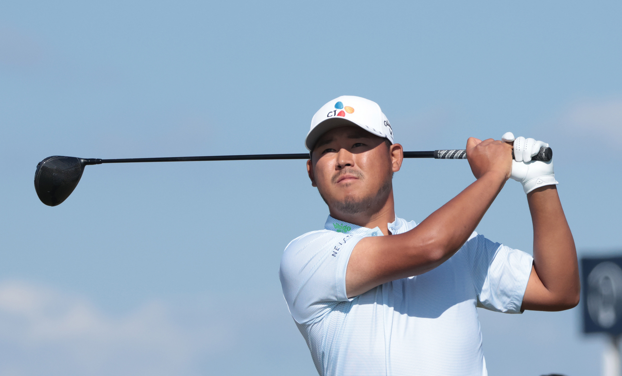 Kim Si-woo of South Korea tees off on the 15th hole during the final round of the Open Championship at Royal Birkdale Golf Club in Southport, England, on Sunday, in this UPI photo. (Yonhap)