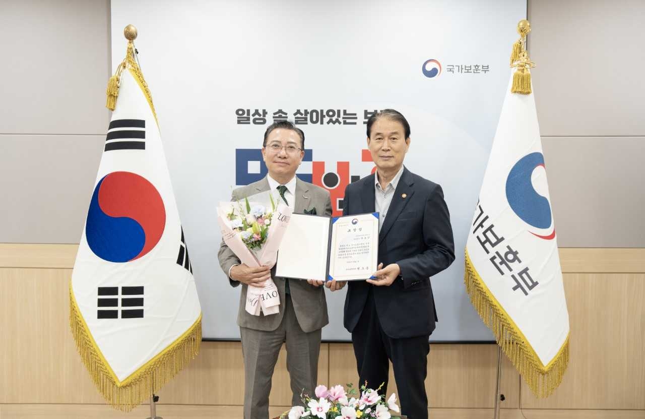 문호상 웅진프리드라이프 대표이사(사진 왼쪽) 권오을 국가보훈부 장관. [웅진프리드라이프]