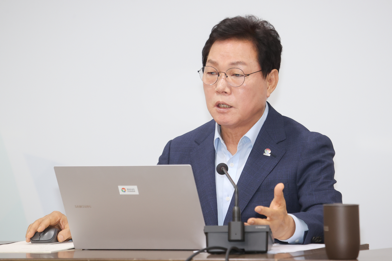 South Gyeongsang Province Governor Park Wan-su chairs a senior staff meeting Monday. [South Gyeongsang Province]